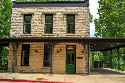 Image de Downtown+HotTub+Wifi+FreeParking @151 Spring Ste F