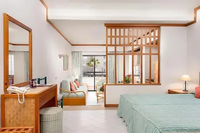 Image de Indulge in Home-Like Comfort! 2 Outdoor Pools, Shuttle Service, Free Parking!