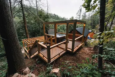 Image de Unique Boulder Hot Tub | Cliff | Fire pit | Dogs