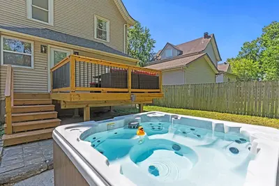 Image de Mini Midtown Martini - Hot Tub + King Bed(s)