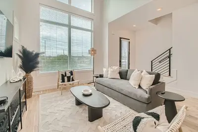 Image de 23- Sleek Modern Home- The Music City Collection