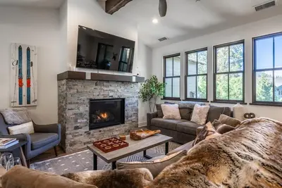 Image de Book a Fall Stay Today! Luxury Creekhouse Townhome with Mountain Views, Grill and Fireplace!