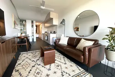 Central apartment with Lake Views (WiFi, Wokspace & parking)