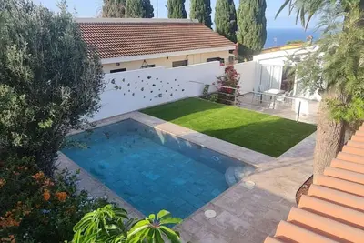 Image de Bungalow with private saltwater pool and garden