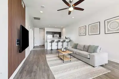 Image de Spacious High-Rise in Downtown