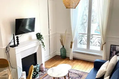 Image de Appartement de charme typique parisien dans le 5e arrondissement