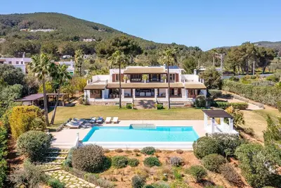 Image de Villa à Santa Eulària Des Riu avec 7 chambres à coucher, 14 couchages