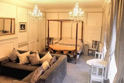 Image de Studio 20 with four poster bed & air conditioning in town centre.