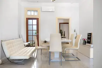 Image de Central 4 Bdrm Terrace with Office