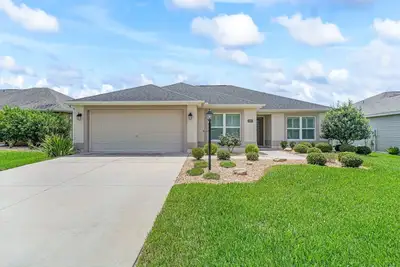 Image de Stay in Style near the Golf Course in the Village of Fenney!