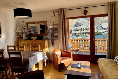 Image de F4 très lumineux Centre village face à la place des commerces<br>