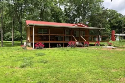 Image de The Nest a Cozy Cabin at Table Rock Lake - two blocks to water, large deck