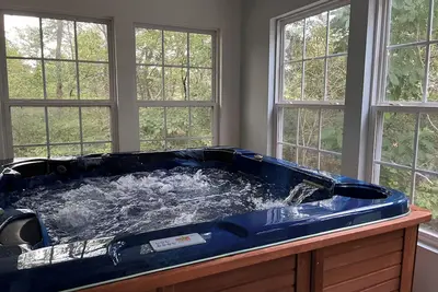 Image de Hot Tub - The Lodge - 4 bedroom home at Table Rock Lake - 2 blocks from water