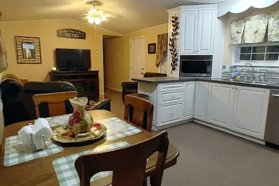 Image de Your Home Away From Home on Frogmore Pond