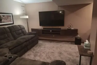 Image de Basement Apartment, Outdoor Hot Tub add on, infrared Sauna, Pool Table and more