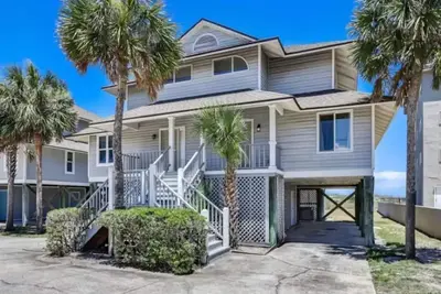 Image de Beachfront Retreat with stunning views. Family sized townhouse