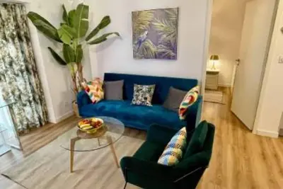 Image de Renovated, modern apartment in city palace 10 minutes walk from Croisette