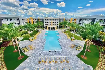 Image de Minutes from High-End St. Johns Towncenter! Family Friendly Stay! Pool & Gym