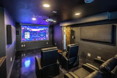 Image de Charming Nordeast Home w/ Movie Theatre + Office!