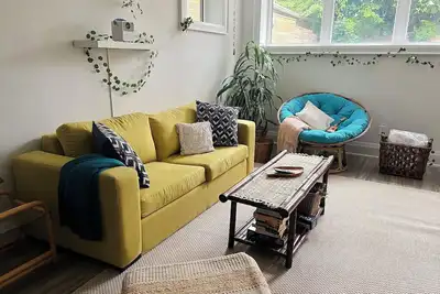 Image de Boho-chic Spacious Basement Apartment