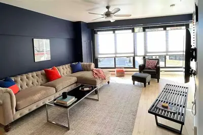 Image de Iconic, sunny, open-plan condo in heart of Oakland<br>