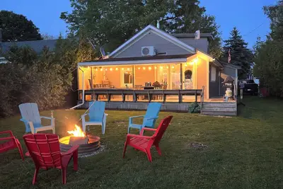 Image de Beautiful beachfront cottage with hot tub, Bayfield On