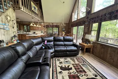 Image de Beautiful chalet with seasonal lake views in The Hideout