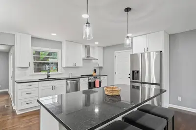 Image de Sleek & Affordable Overland Park Stunner!