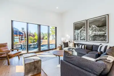 Image de Modern, quiet townhome w/hot tub in Schaffer's MIll. 10 min to Northstar!