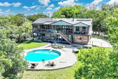 Image de New! Updated home with Pool, Lake Access & View! Pet Friendly!