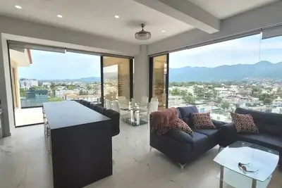 Image de Penthouse with Mountain to Ocean Views