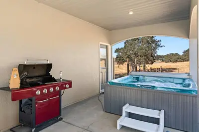 Image de Whispering Oaks Cottage: Hot Tub Game Room Pets Ok