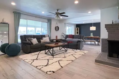 Image de Modern, spacious, quiet home close to the River
