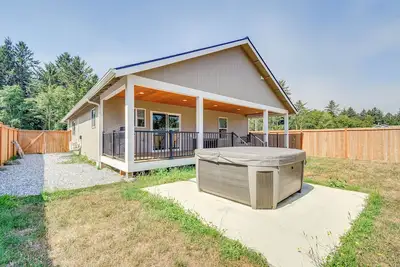 Image de Westport Vacation Rental w/ Private Hot Tub!