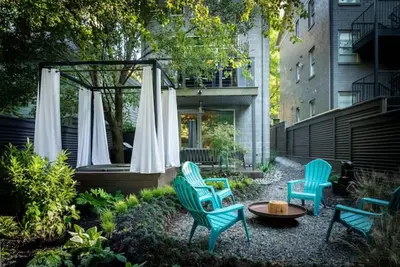 Image de Designer CityHome Terrace Level Garden unit with Hot Tub