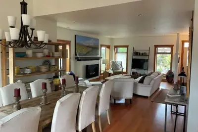 Image de Beautiful ‘green’ home off the “Gorge”