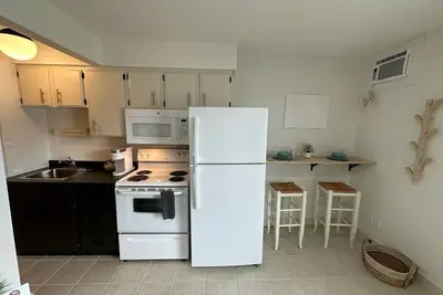 Image de Boutique motel with private beach access & full kitchen