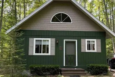 Image de Horn HideAway: Wooded Cottage, Snowmobilers Welcome!