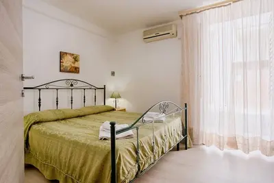 Image de Lovely apartment of about 30 sqm, ideal for two people, located on the ground floor (1 step to access). The accommodation is located in a convenient position, at the beginning of the historic center of Castellamare del Golfo and with all services close a