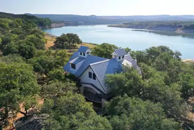 Image de Endless Shores on Lake Travis - Our dock is on the main body so truly waterfront