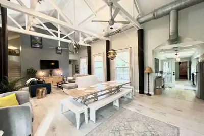 Image de Unique Folly Beach home 2 blocks to the beach! Beautiful Live Oak Tree & porch