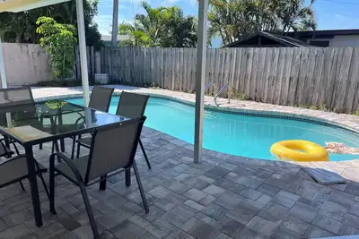 Image de Pool house, close to the beach!