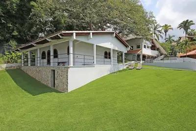 Image de Charming casita. Private, secure with pickle ball and basketball half-court.