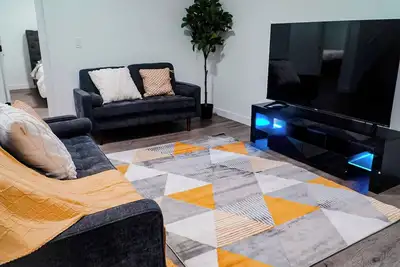 Image de Executive, Serene, Beautiful 2 bedroom Basement Apartment