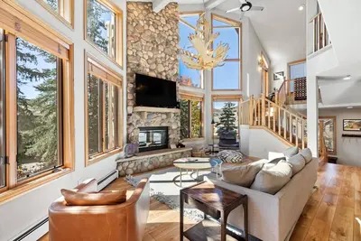 Image de Ski-In/Walk-Out Large Th w/HotTub/Access+Shuttle to Town-Garage-Steps to Gondi/Base+Fireplace-Grill