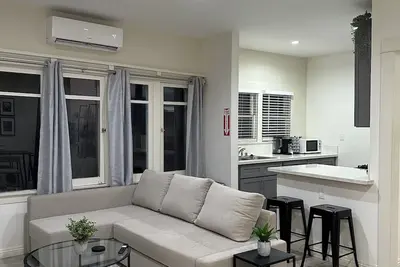 Image de Modern apartment downtown Long Beach!