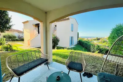 Beau Rez-de-jardin vue mer, plage a 10 min à pied