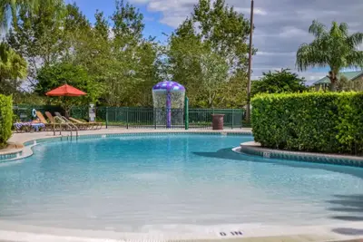 Image de Indulge in Home Like Comfort! Full Kitchen, Outdoor Pool, Free Shuttle!
