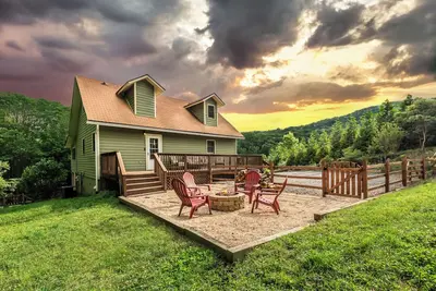 Image de Hickory Nut Hideaway by AvantStay | Mountain Views
