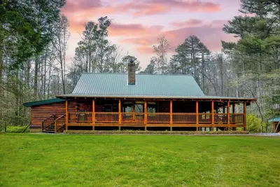 Image de Billiards & Hot Tub | 33-Acre Secluded Retreat | Twin Creeks Lodge by AvantStay